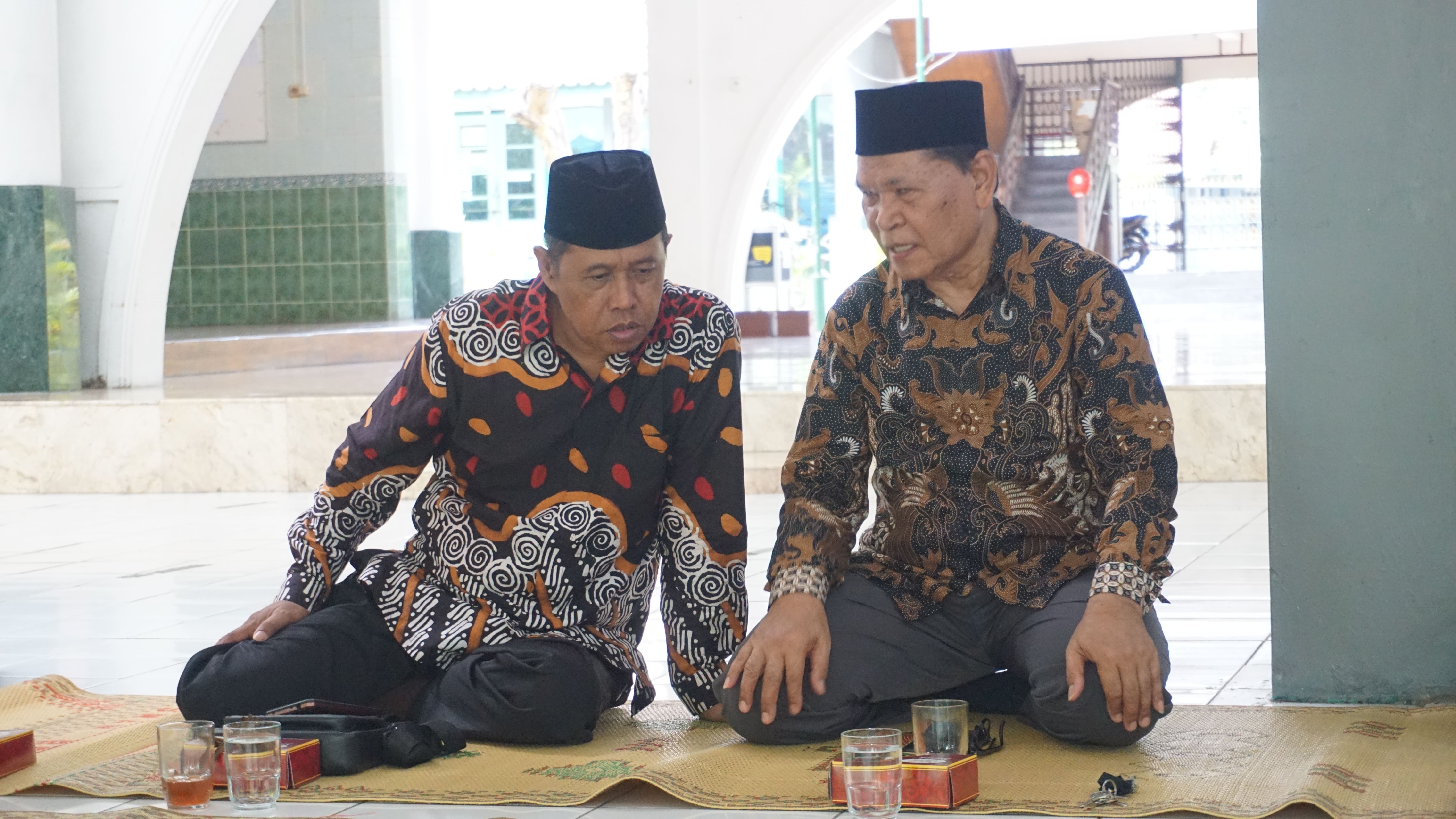 Gambar Artikel Guru dan Karyawan SMK PIRI 1 Yogyakarta Kenakan Batik dalam Rangka Hari Batik Nasional 2025