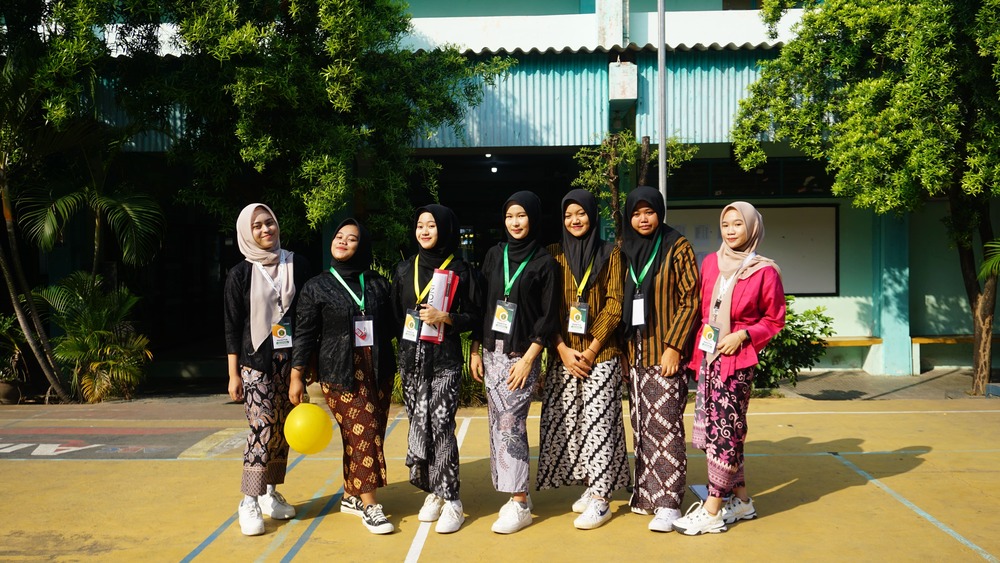 Gambar Artikel Penggunaan Pakaian Jawa Setiap Kamis Pon di SMK PIRI 1 Yogyakarta